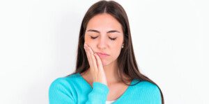 woman experiencing pain in her mouth